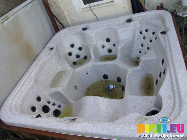 SX21157 Second hand 4 seater 1 recliner hot tub for sale